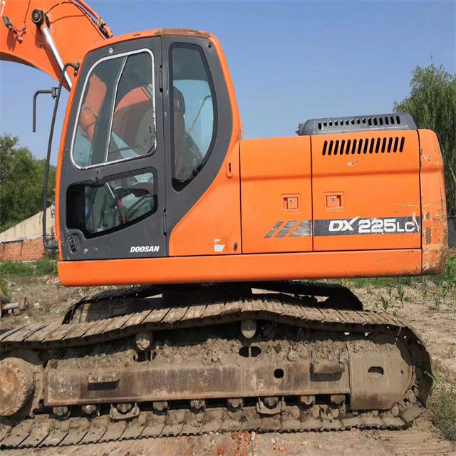 22 ตัน พร้อมใช้งานและมีประสบการณ์ ใช้เกาหลีนําเข้า Doosan DX 225 LC ในสภาพดี