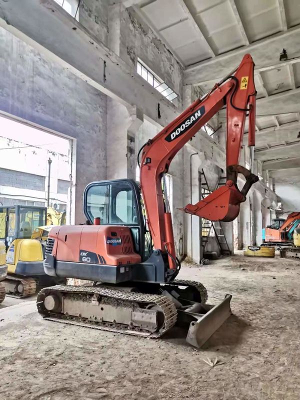6 ตัน พร้อมใช้งานและมีประสบการณ์ ใช้เกาหลีนําเข้า DOOSAN DX60 ในสภาพดี