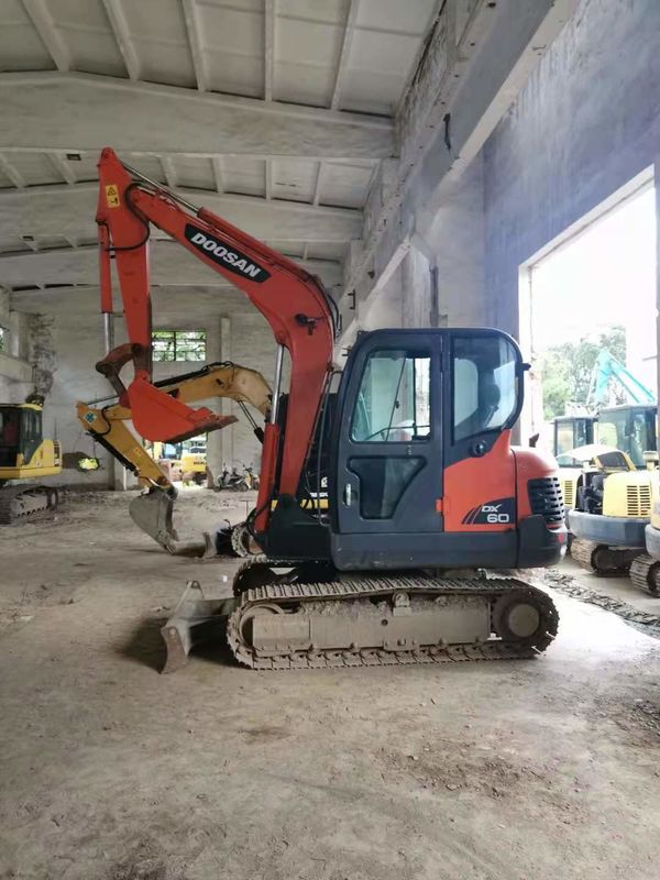 6 ตัน พร้อมใช้งานและมีประสบการณ์ ใช้เกาหลีนําเข้า DOOSAN DX60 ในสภาพดี