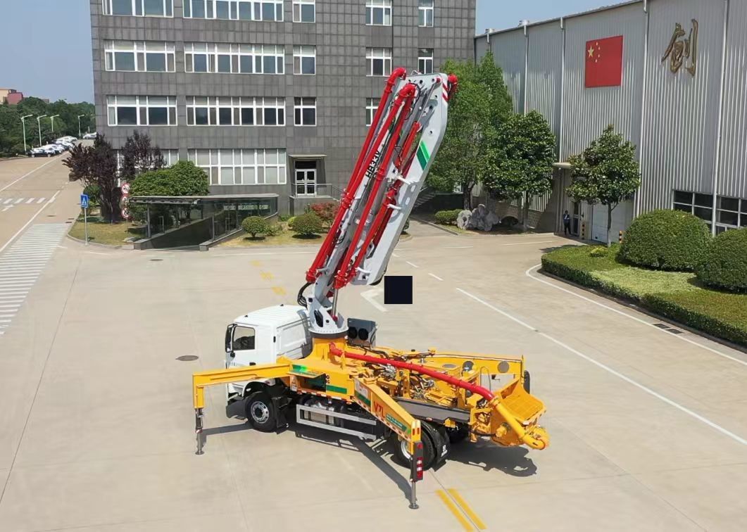 6×4 หรือ 8×4 ขับรถพร้อมทํางาน XCMG HB37A 37 เมตรรถบรรทุกปั๊มคอนกรีตสําหรับการจัดส่งคอนกรีตและเติม