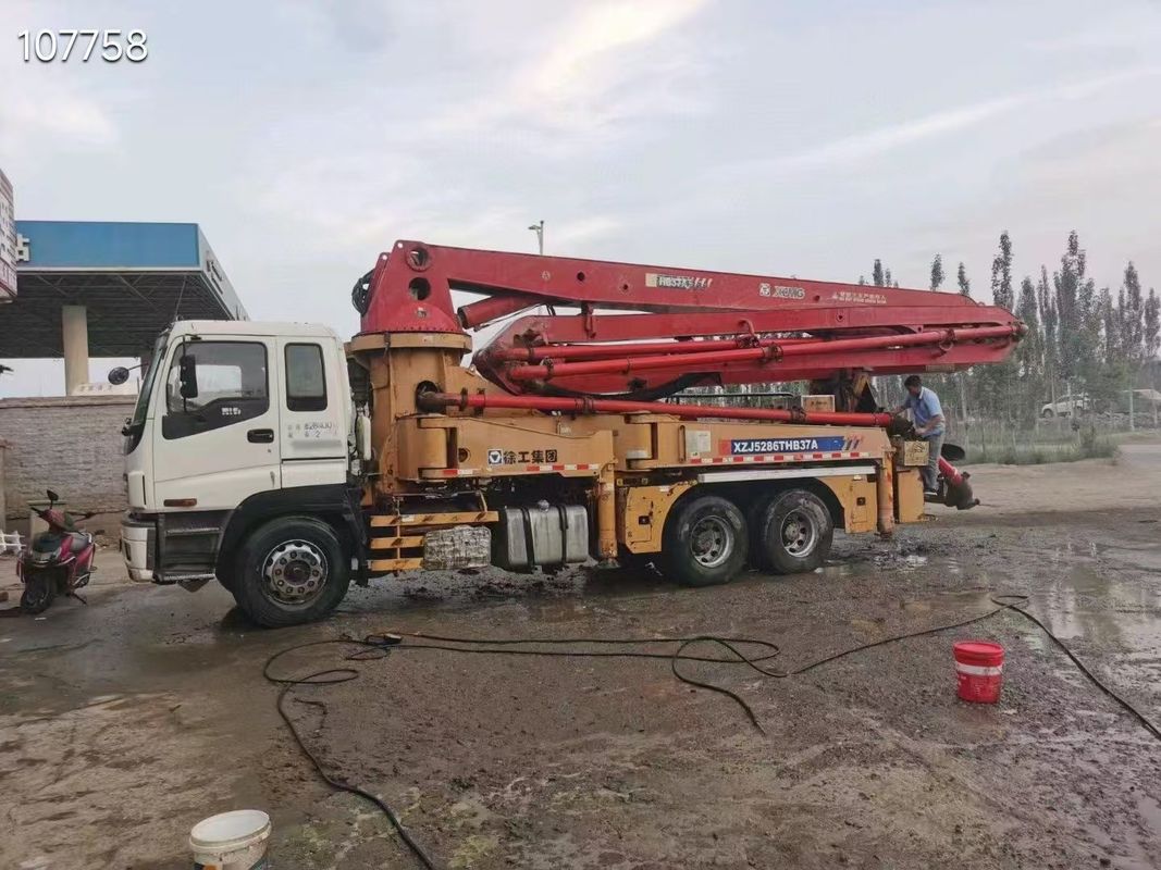 6×4 หรือ 8×4 ขับรถพร้อมทํางาน XCMG HB37A 37 เมตรรถบรรทุกปั๊มคอนกรีตสําหรับการจัดส่งคอนกรีตและเติม