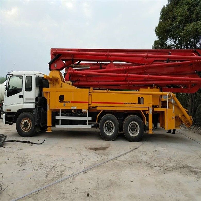 สีเหลืองใช้ชัสซี Putzmeister คันปั๊มคอนกรีต 37 เมตรที่มีผลิต 12M3/H