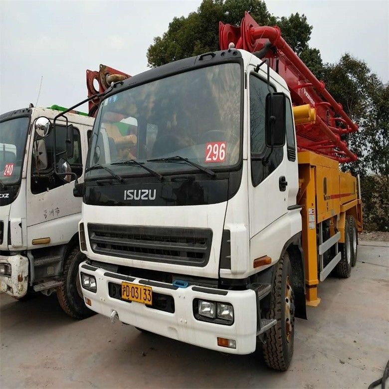 สีเหลืองใช้ชัสซี Putzmeister คันปั๊มคอนกรีต 37 เมตรที่มีผลิต 12M3/H