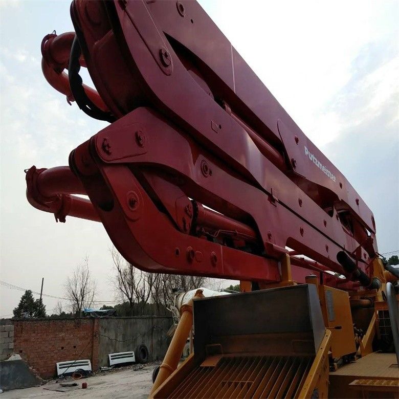 สีเหลืองใช้ชัสซี Putzmeister คันปั๊มคอนกรีต 37 เมตรที่มีผลิต 12M3/H