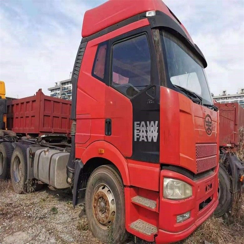 FAW รถบรรทุกแทรกเตอร์มือสอง 6x4 หัวรถบรรทุกพร้อมเครื่องส่งด้วยมือและสภาพดี