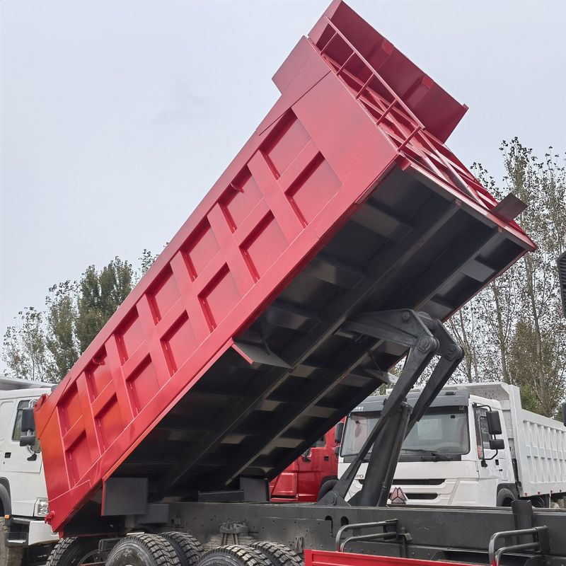 มือสอง 371hp รถขนของใช้ Howo 6x4 รถขนของใช้กับระบบมัลติมีเดีย 10 ล้อ