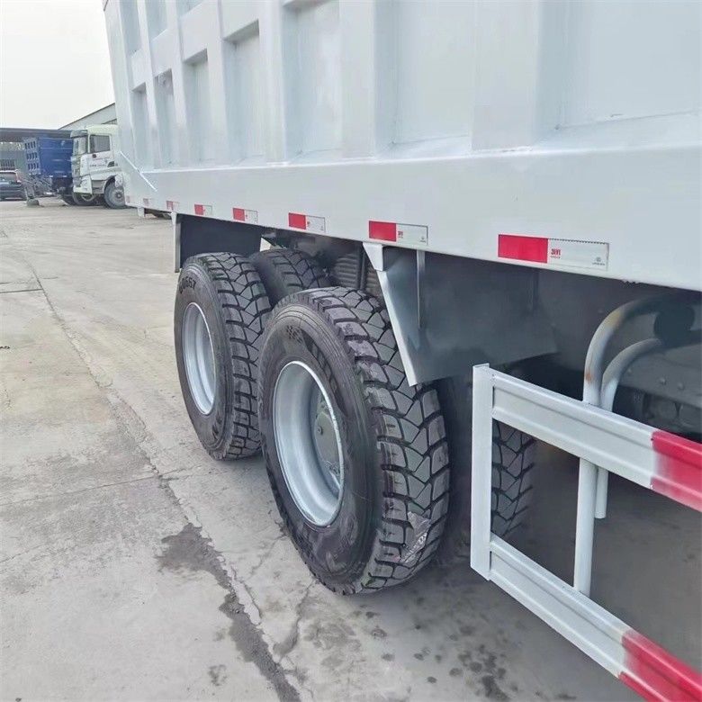 ระบบมัลติมีเดีย อุปกรณ์ 6x4 โฮว ดัมป์ รถบรรทุก Sinotruck 371 LHD กับและทางด้านซ้าย