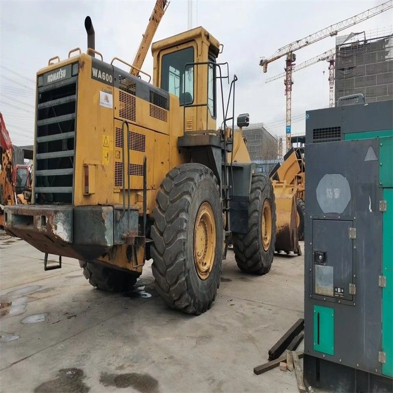 ชั่วโมงทํางานต่ํา WA600-6 เครื่องบรรทุกล้อ จากญี่ปุ่น ด้วยน้ําหนักเครื่องจักร 44000-44500 kg
