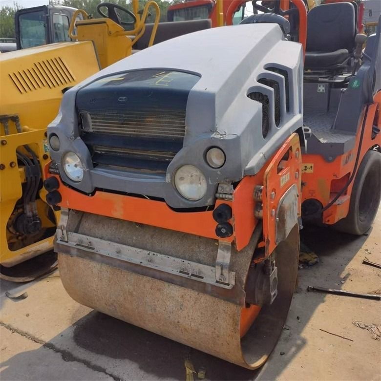2.5 ตัน ใช้ Hamm Roller Compactor HD35VT ในสีเดิมที่มีแรงกระตุ้น 28KN