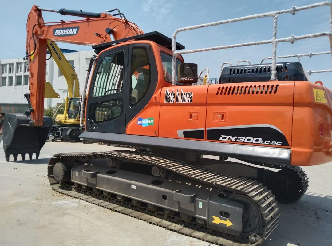 ใช้ DOOSAN Crawler Excavator DX300LC-9C ความสูงการขนส่ง 3.475M ผลงานสูง