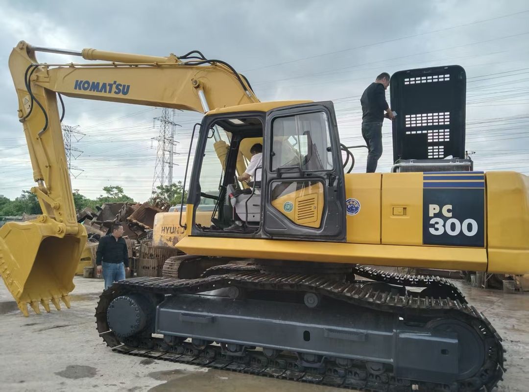 ใช้ Komatsu PC300-7 Excavator กับ 180 kW พลังงานเครื่องยนต์ Hydraulic Crawler Digger